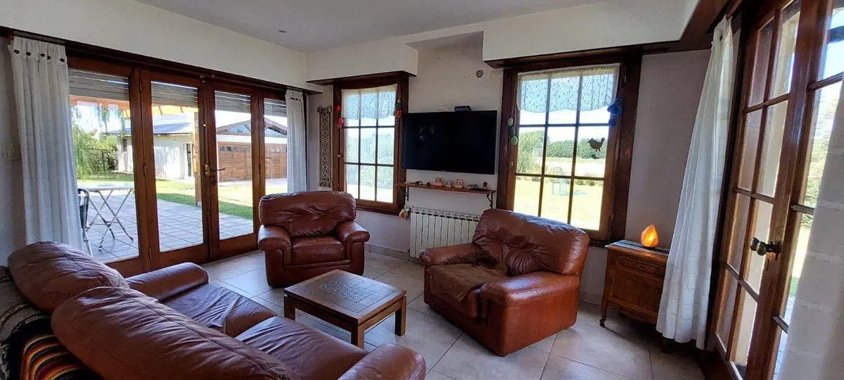 VENTA EXCELENTE CASA 4 AMB, QUINCHO Y PARQUE,VIDAL 2