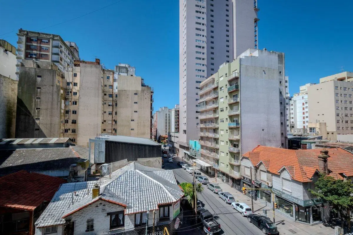 4 AMBIENTES + DEPEN. CON DOBLE BALCON GUEMES 2