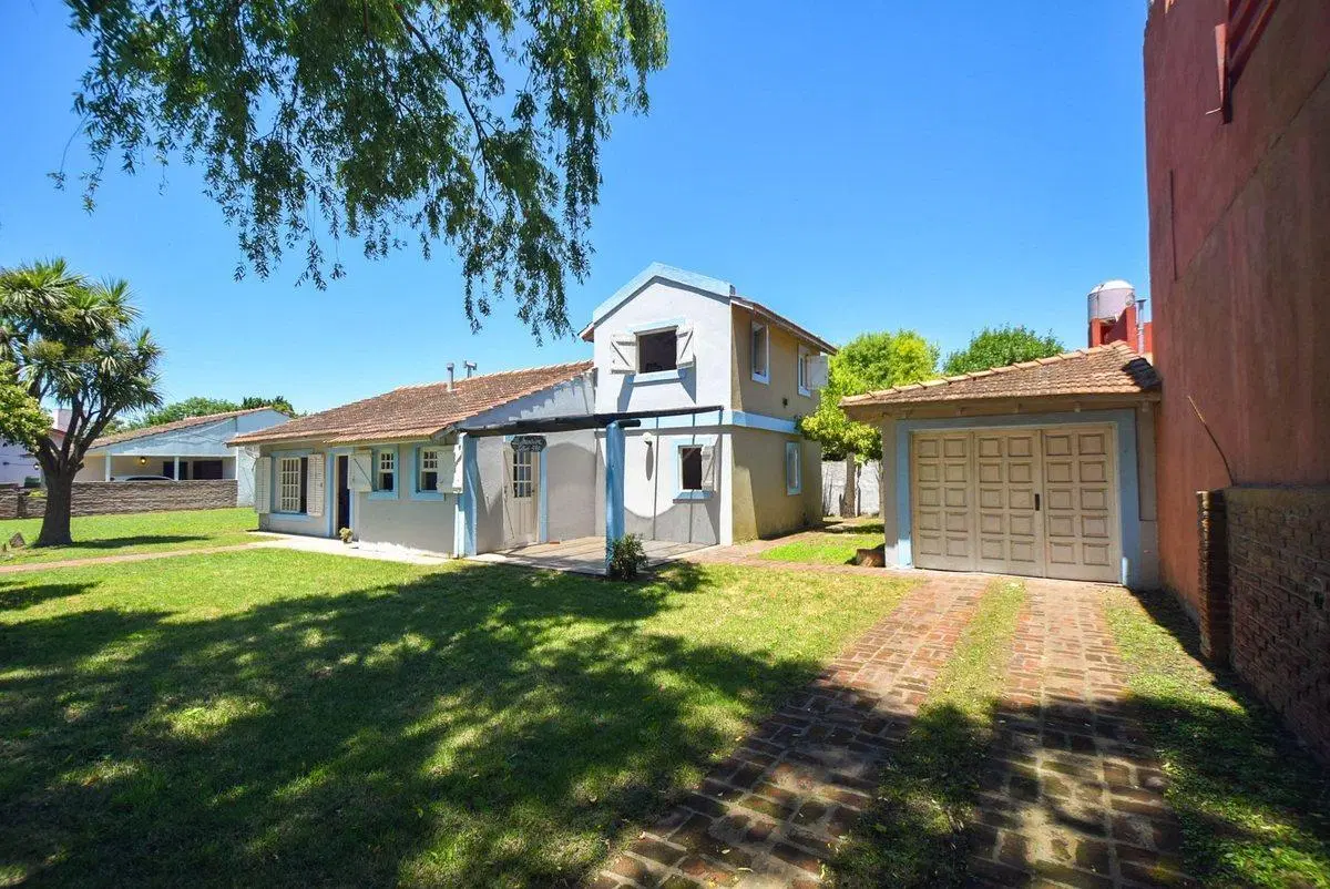 CASA 4 AMBIENTES CON PARQUE GARAGE SANTA CLARA 8