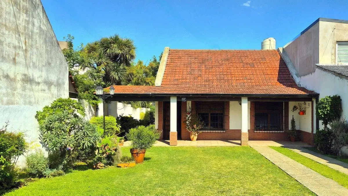 Chalet Tradicional con Quincho sobre Amplio Lote 5