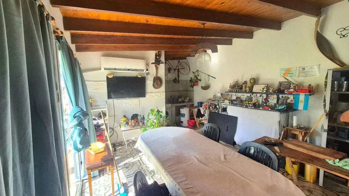 Chalet Tradicional con Quincho sobre Amplio Lote 8