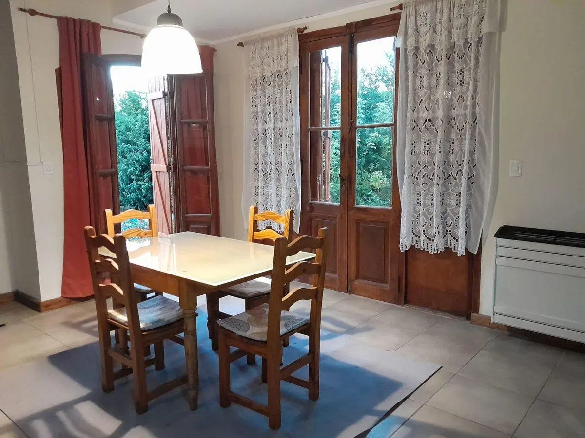 Casa en venta con depto y pileta, apto crédito. 3