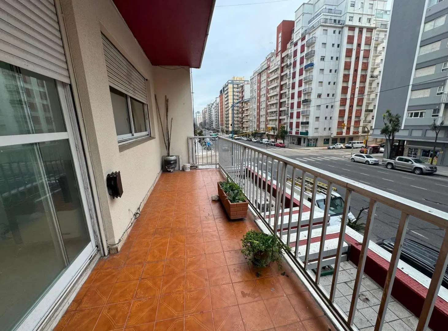 ALQUILER 4 AMBIENTES C/ DEPENDENCIA COCHERA BALCON 8