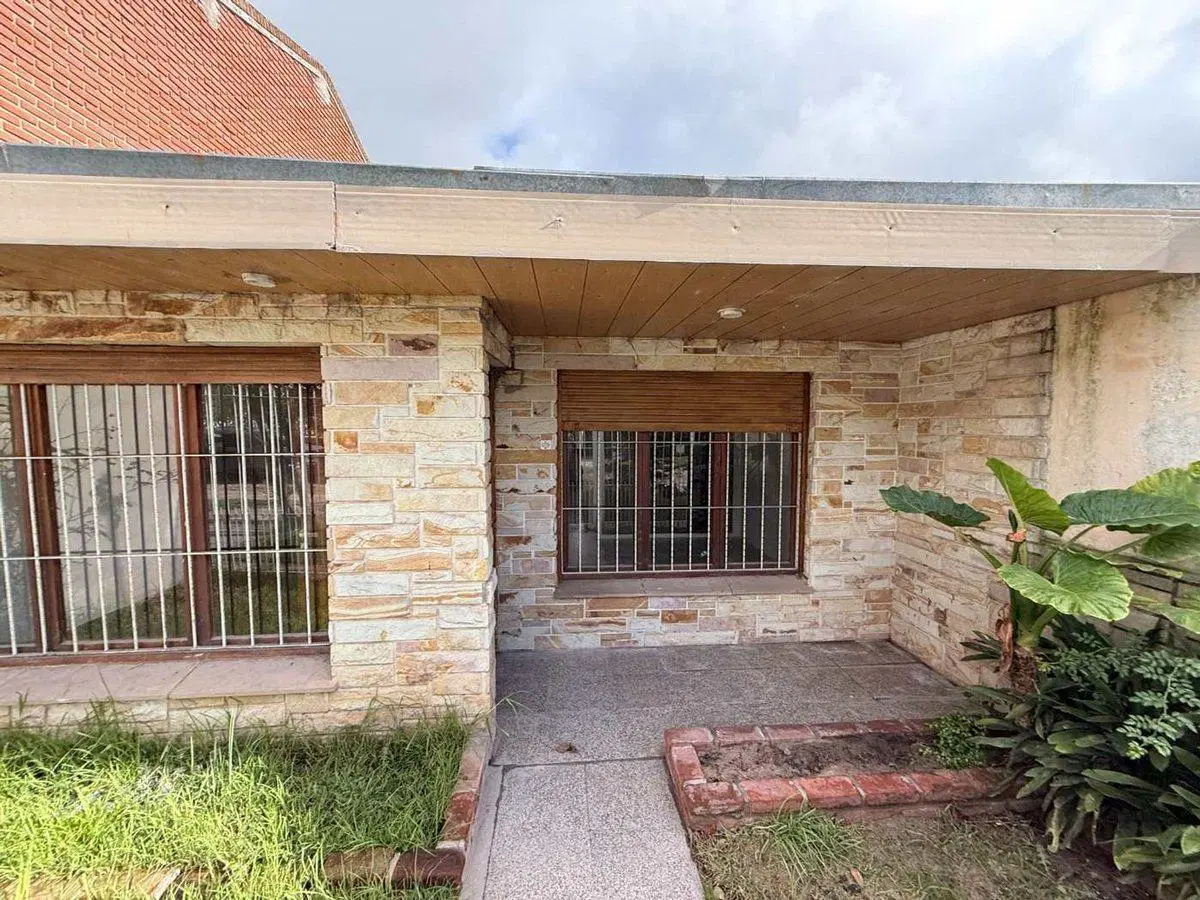 Casa 4 ambientes cochera y parque Punta Mogotes 4