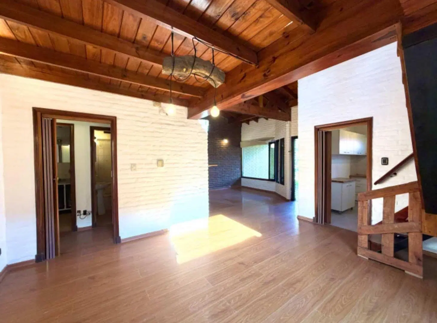 Venta casa 3 ambientes con gran parque y garage 1