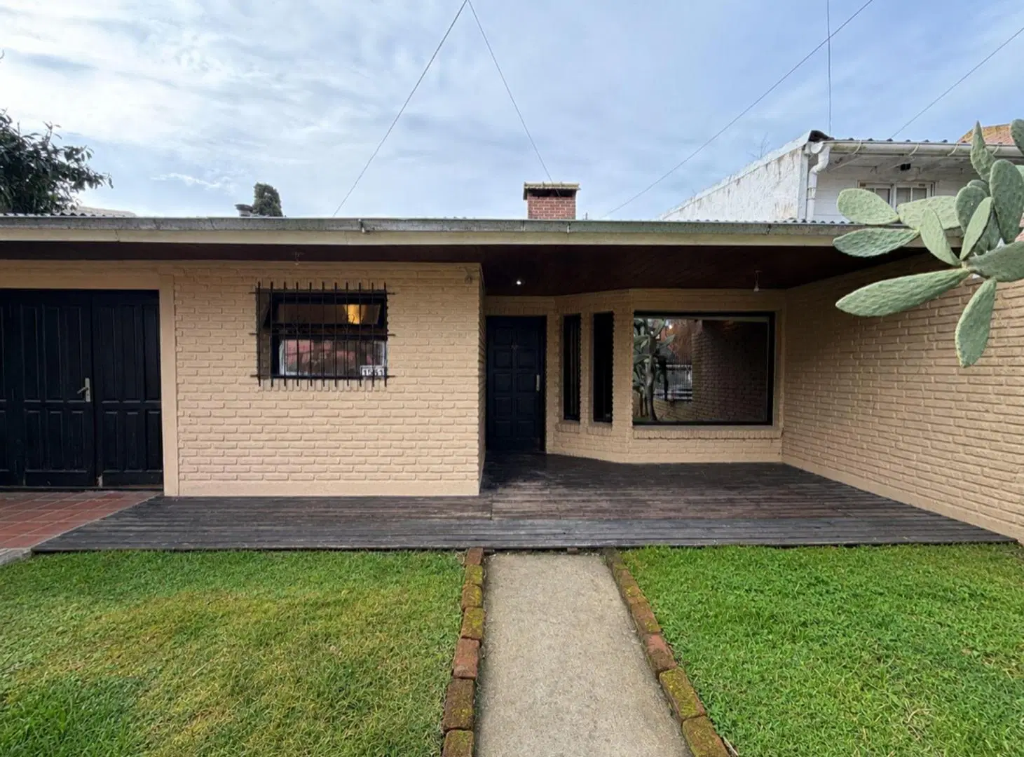 Venta casa 3 ambientes con gran parque y garage 4