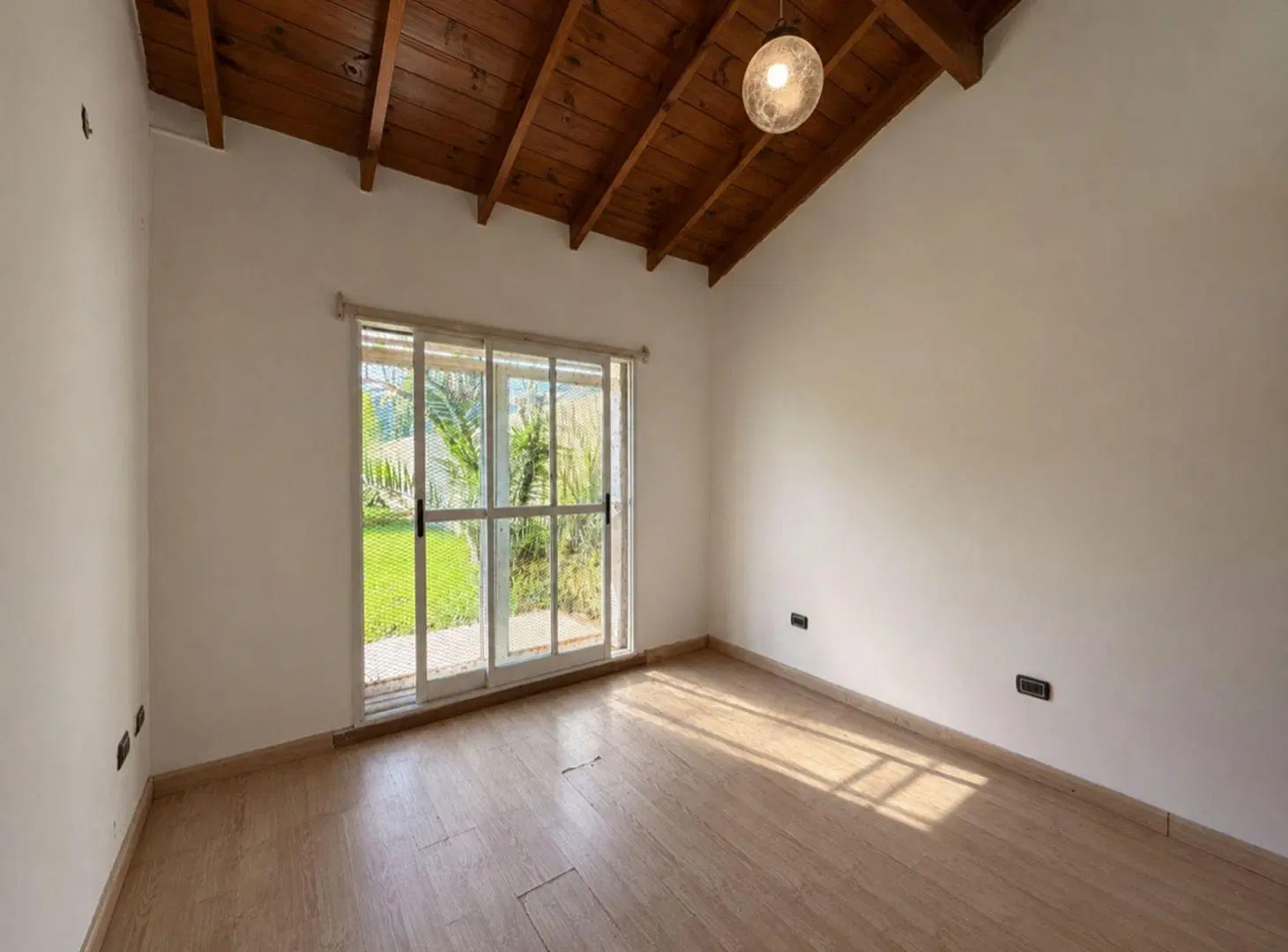 Venta casa 3 ambientes con gran parque y garage 2