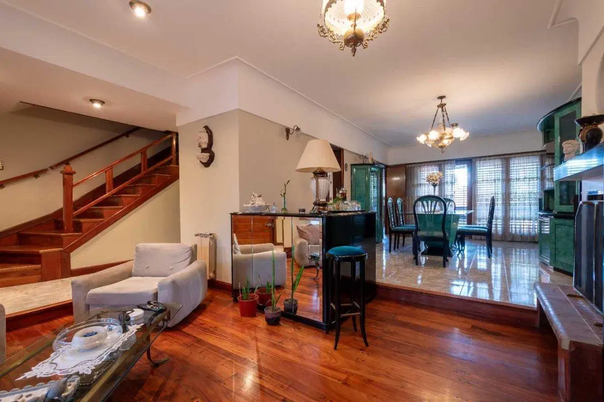 Casa 5 ambientes con patio y quincho Parque Luro 4