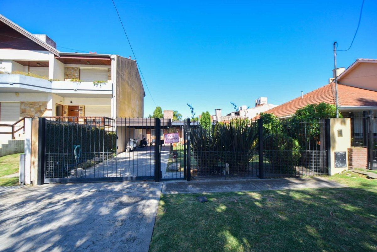 Foto de CASA 4 AMBIENTES CON GRAN PARQUE TOMA PERMUTA, imagen 5