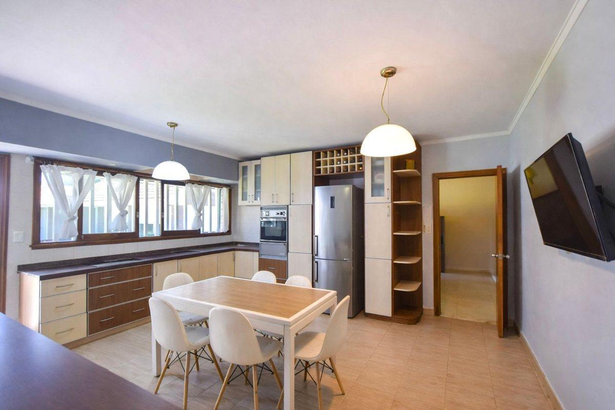 Foto de Venta casa 6 ambientes con parque y quincho, imagen 4