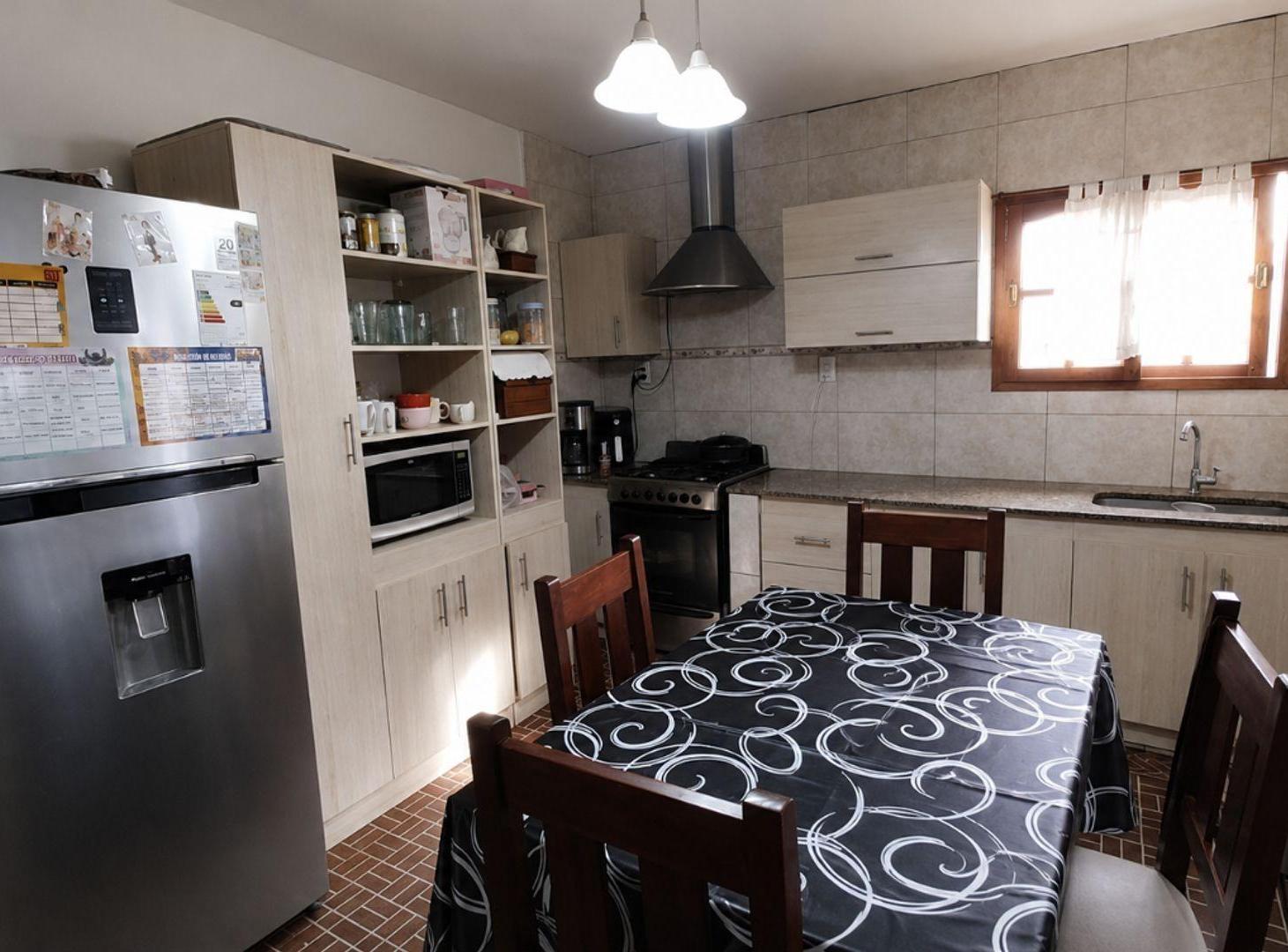 Foto de Venta Casa + Depto 2 amb con amplio parque-garage, imagen 3
