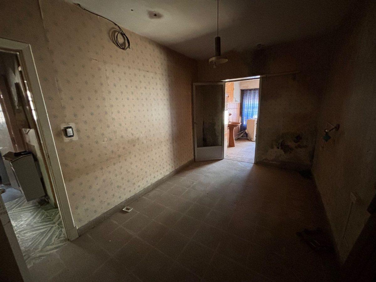 Foto de CASA EN VENTA 4 AMB EN QUEQUEN, A RECICLAR, imagen 1