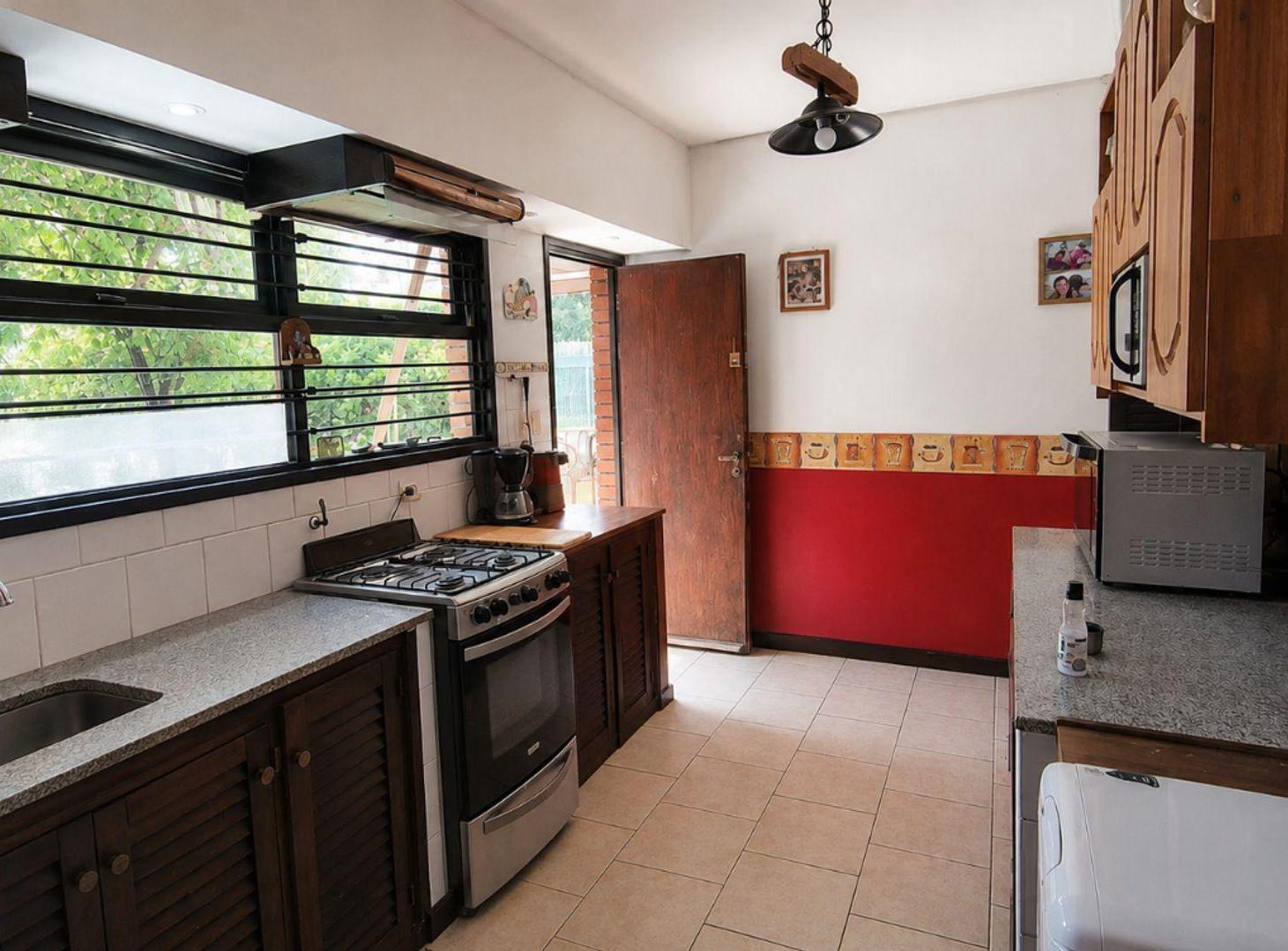 Foto de VENTA Casa 5 ambientes parque quincho en Caisamar, imagen 2