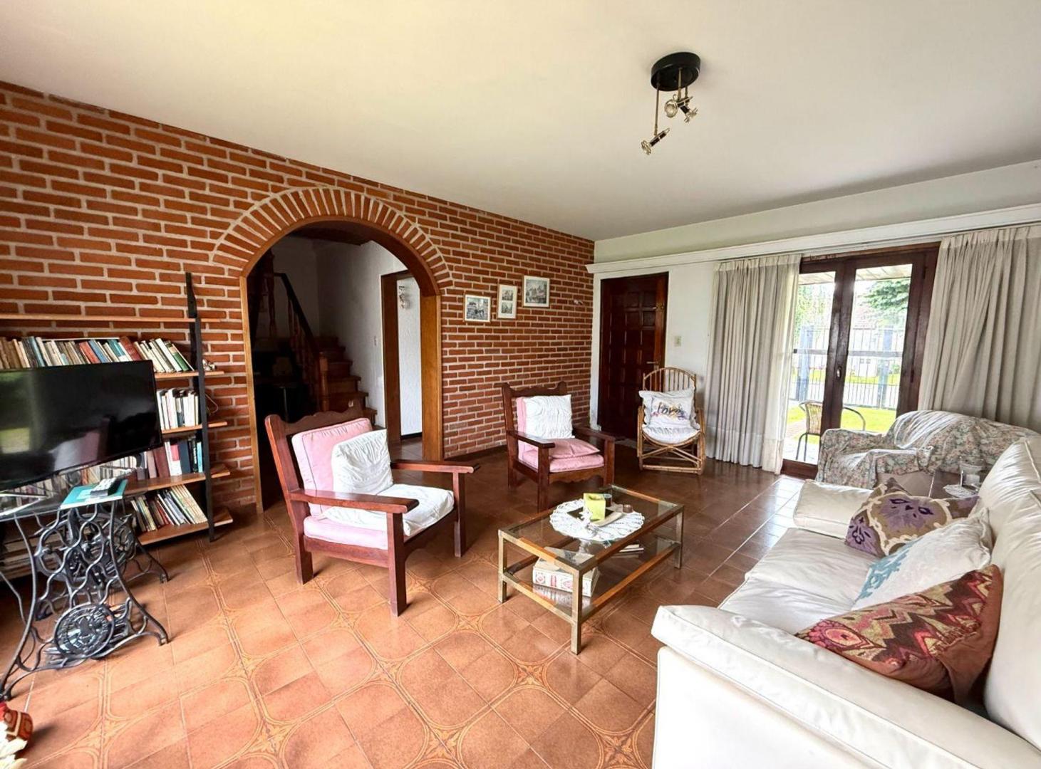 Foto de CASA 4 AMBIENTES CON PARQUE Y PARRILLA SAN CARLOS, imagen 2