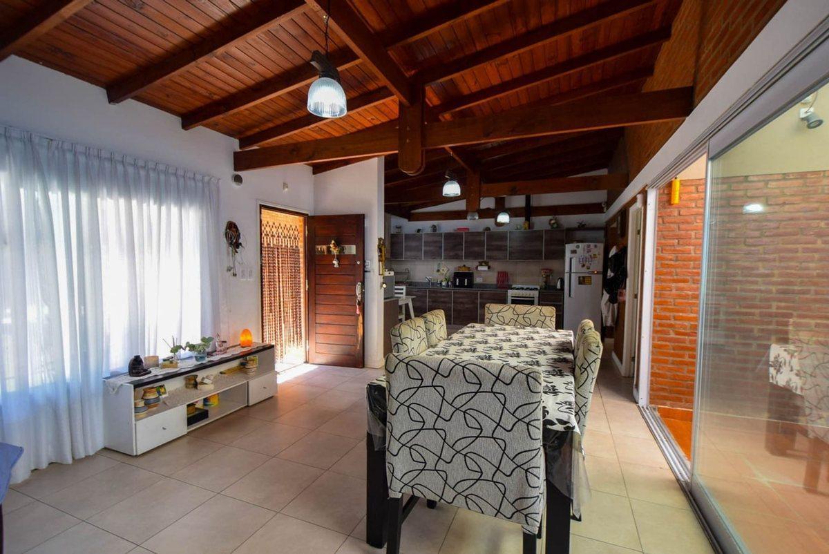 Foto de CASA 4 AMBIENTES CON GRAN PARQUE TOMA PERMUTA, imagen 1