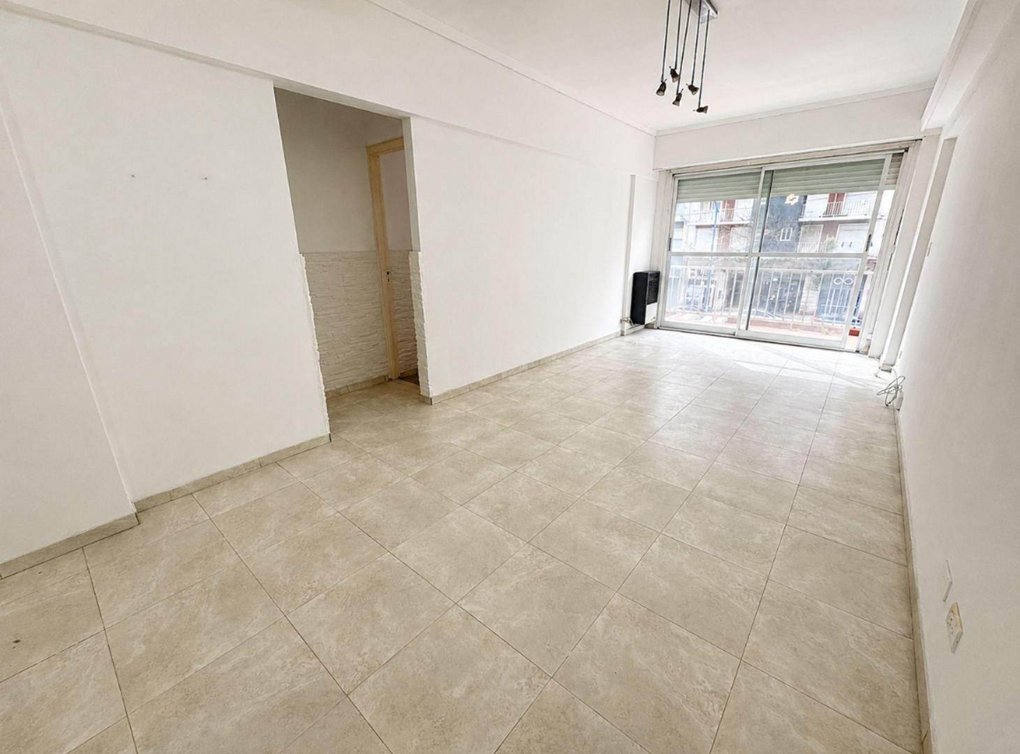 Foto de VENTA 4 AMBIENTES C/ DEPENDENCIA E/ COCHERA BALCON, imagen 2