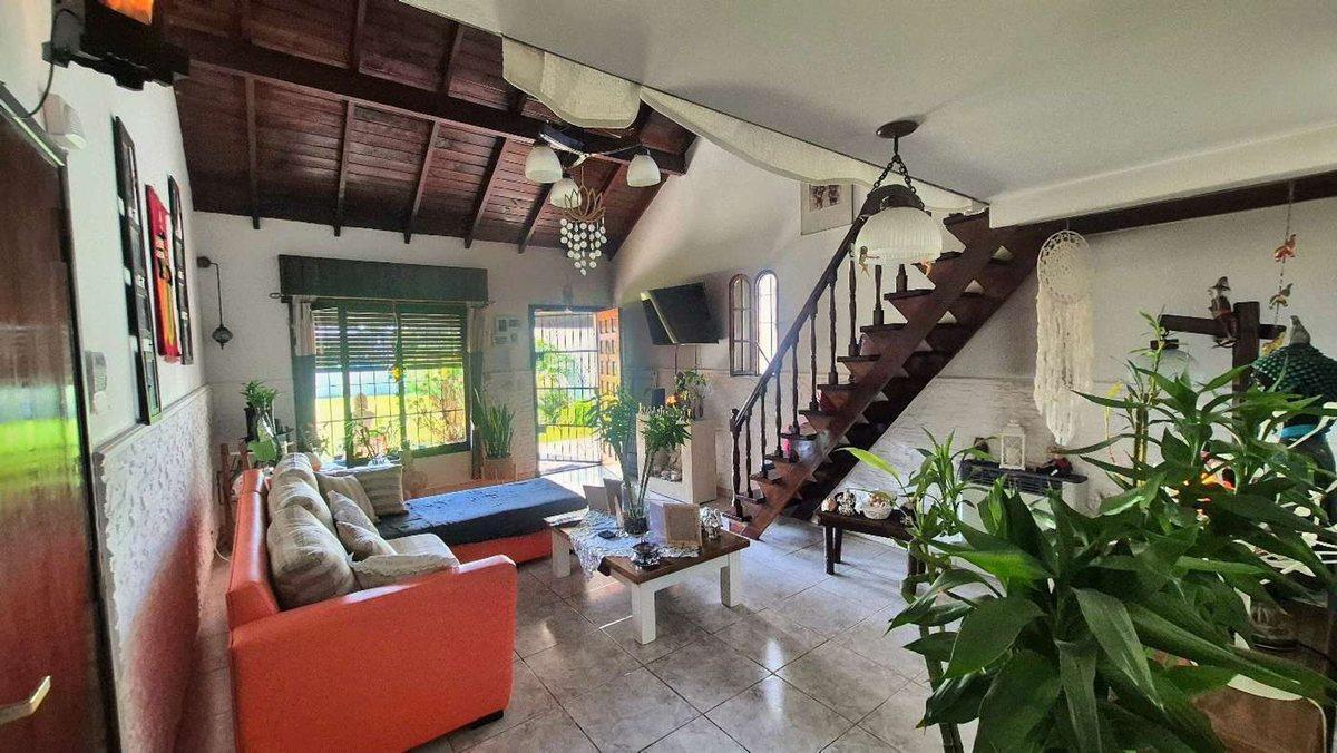 Foto de Chalet Tradicional con Quincho sobre Amplio Lote, imagen 2