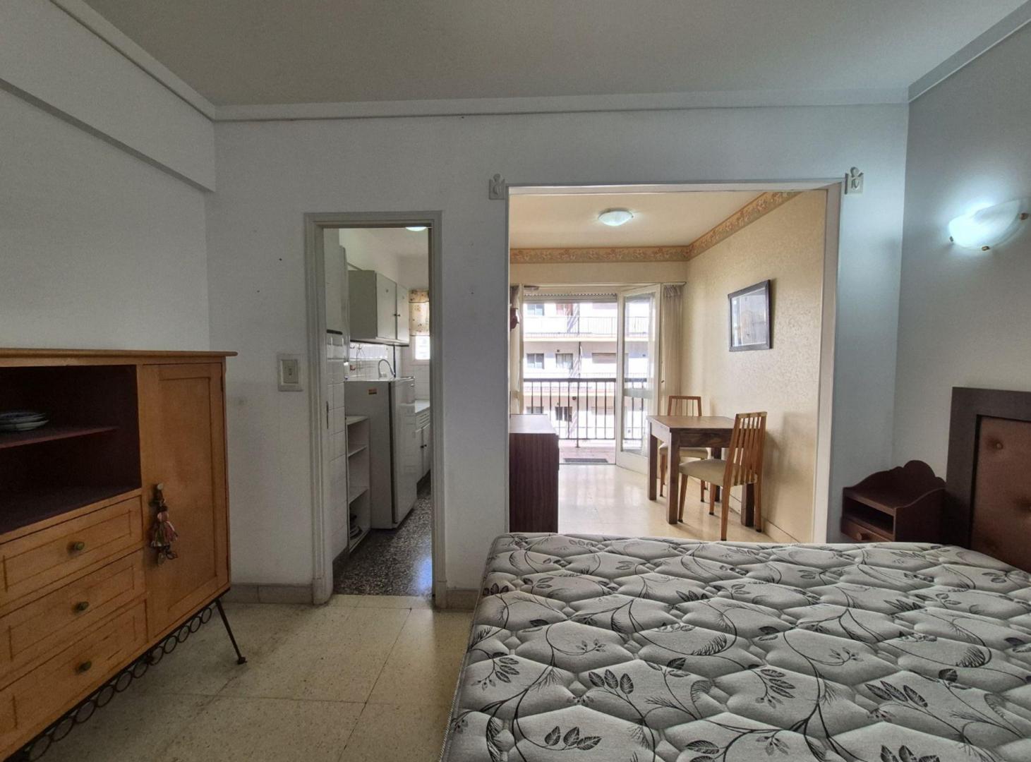Foto de Venta Monoambiente con balcón zona Plaza Colón, imagen 2