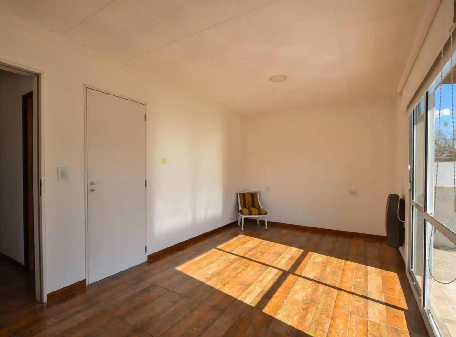 Foto de VENTA CASA 4 AMB CON QUICHO Y GARAGE PASANTE, imagen 3