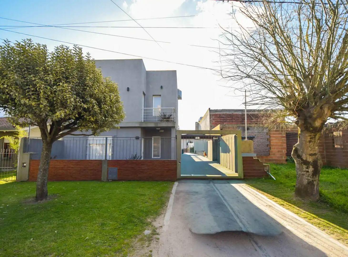 Foto de VENTA CASA 4 AMB CON QUICHO Y GARAGE PASANTE, imagen 1