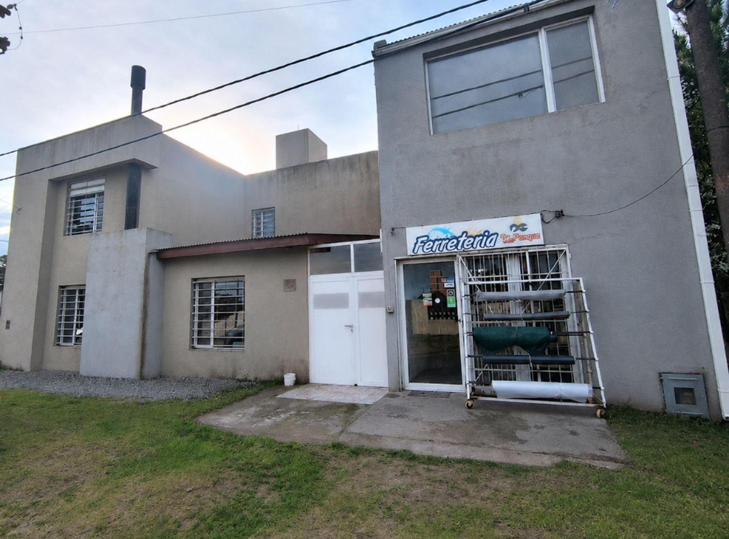 Foto de Venta Casa 7 ambientes c/2 locales Playa Quequén, imagen 2