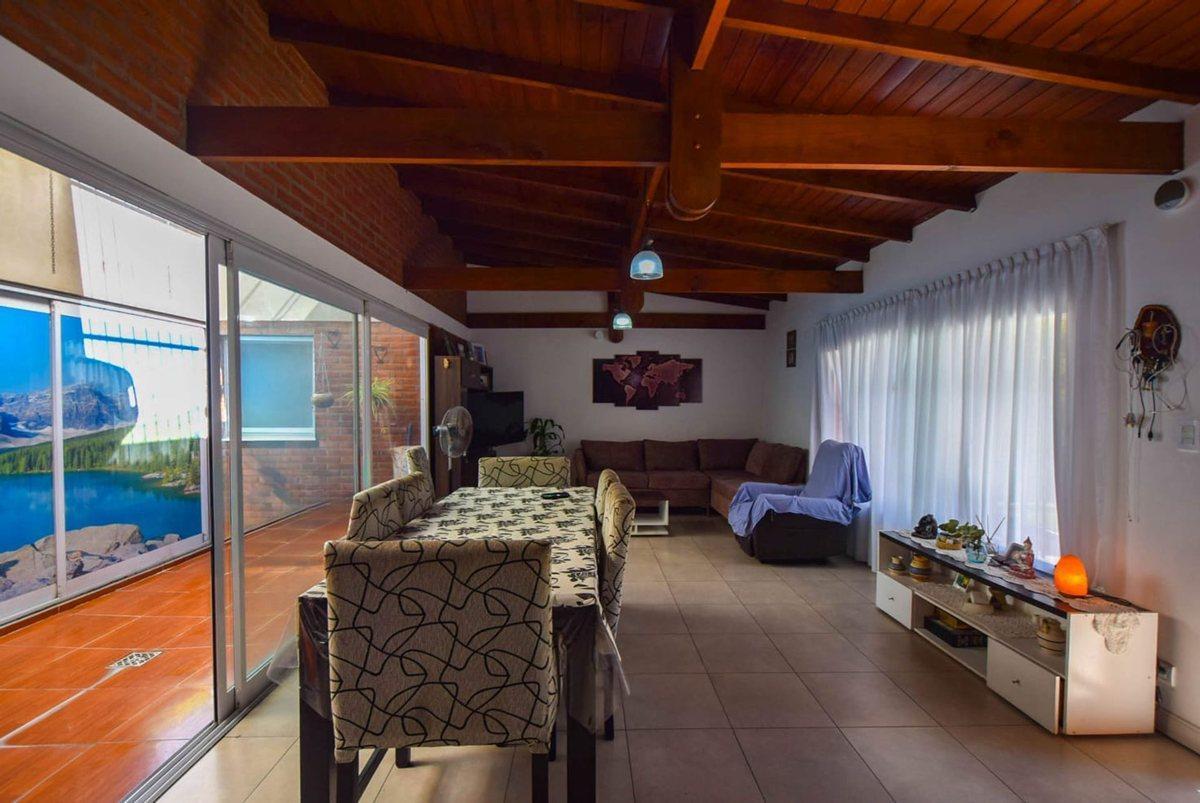 Foto de CASA 4 AMBIENTES CON GRAN PARQUE TOMA PERMUTA, imagen 5