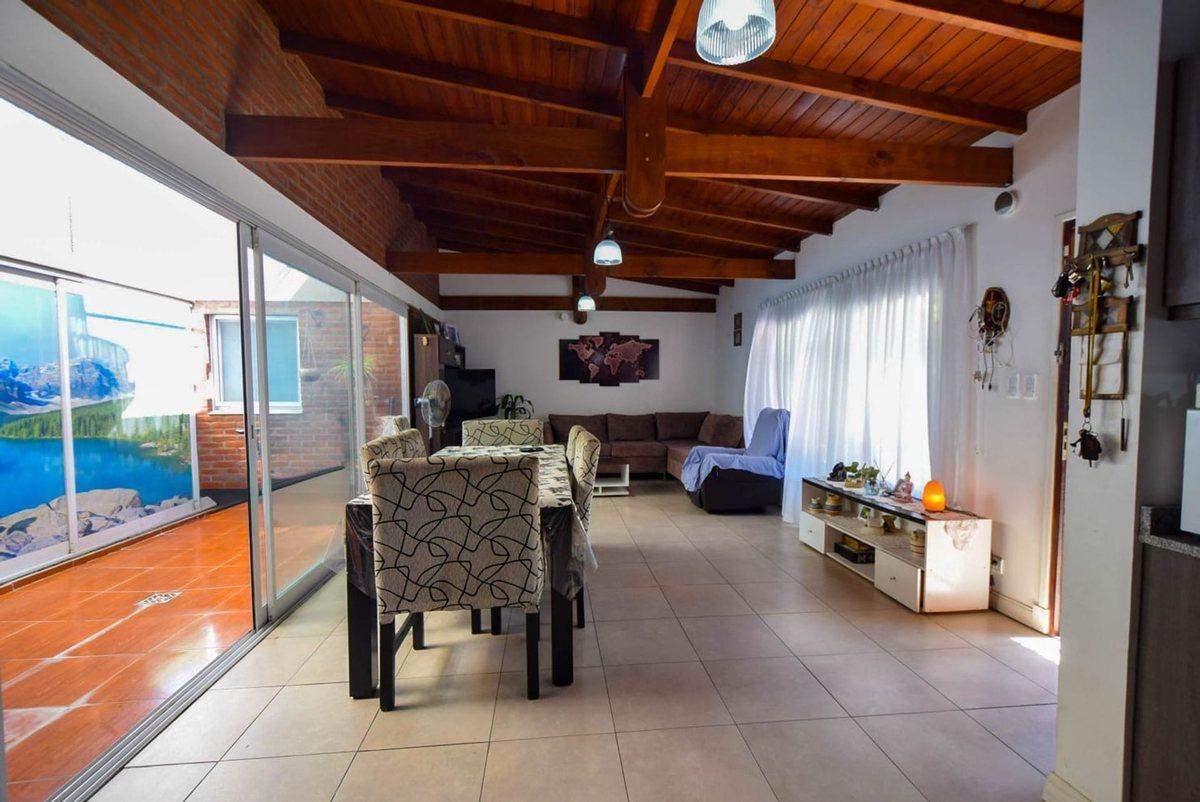 Foto de CASA 4 AMBIENTES CON GRAN PARQUE TOMA PERMUTA, imagen 2