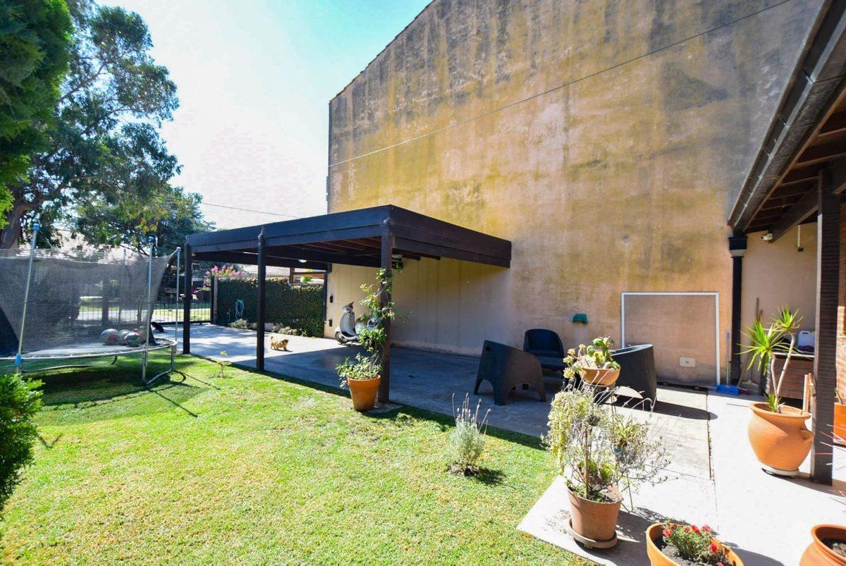Foto de CASA 4 AMBIENTES CON GRAN PARQUE TOMA PERMUTA, imagen 4