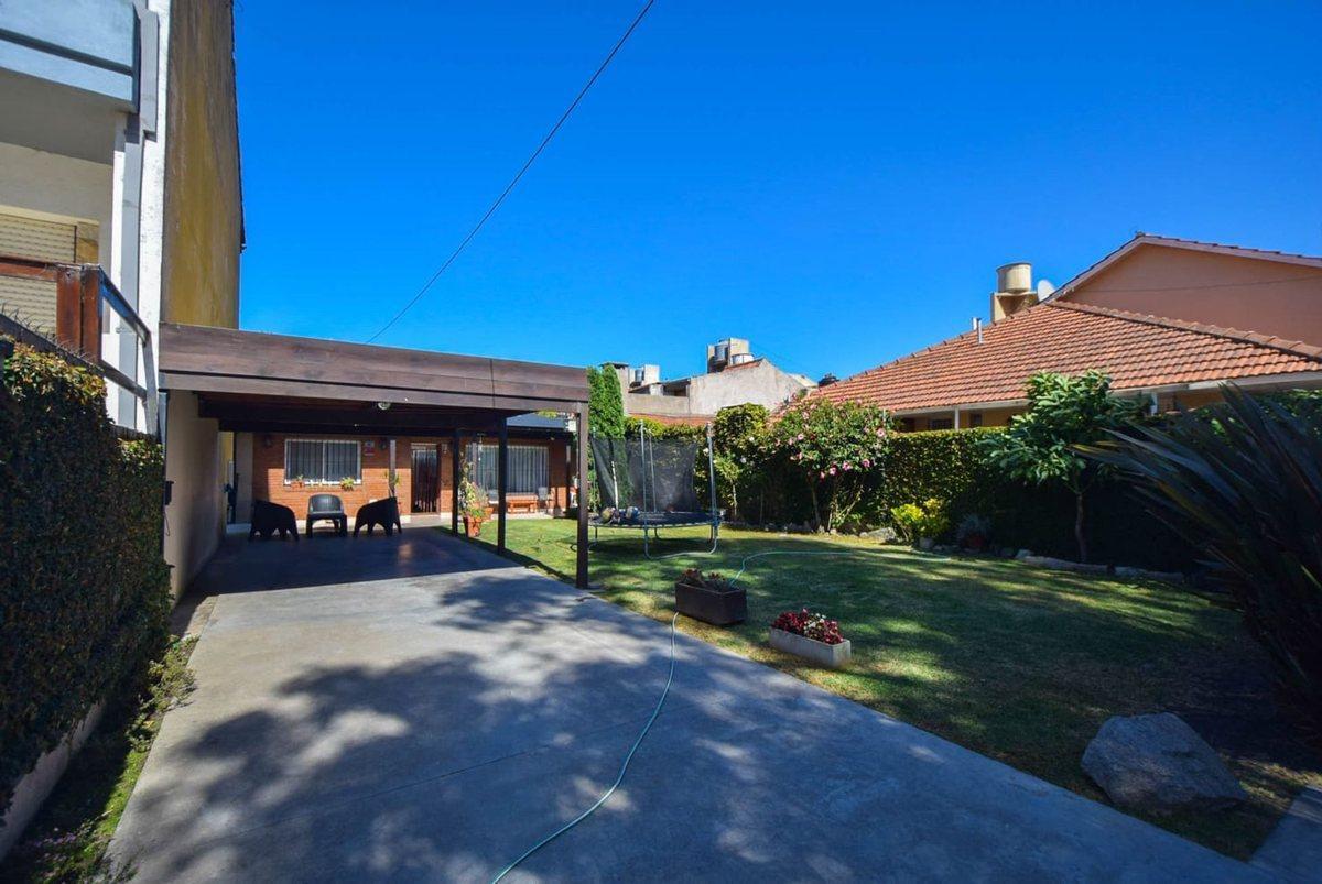 Foto de CASA 4 AMBIENTES CON GRAN PARQUE TOMA PERMUTA, imagen 1