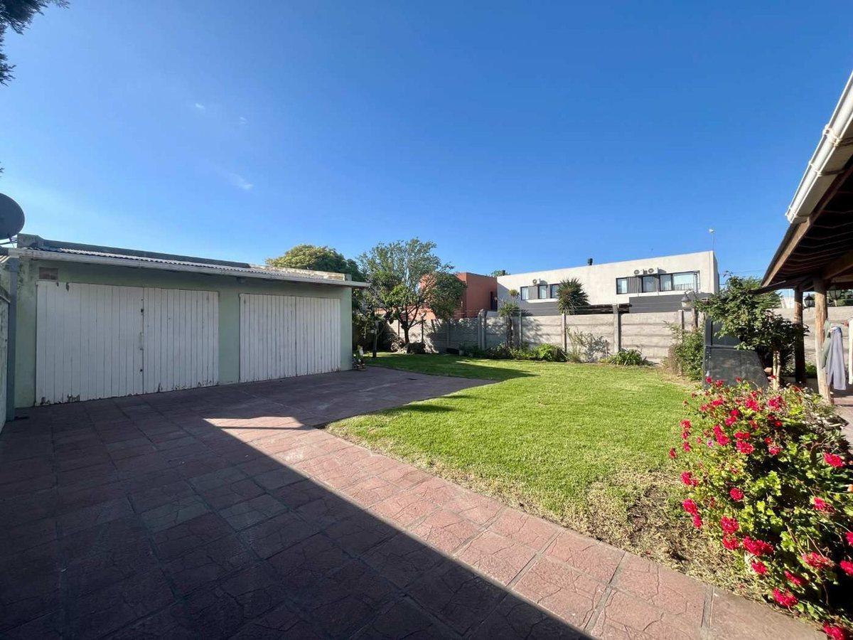 Foto de Venta Casa 5 ambientes Zona Parque con garage, imagen 2