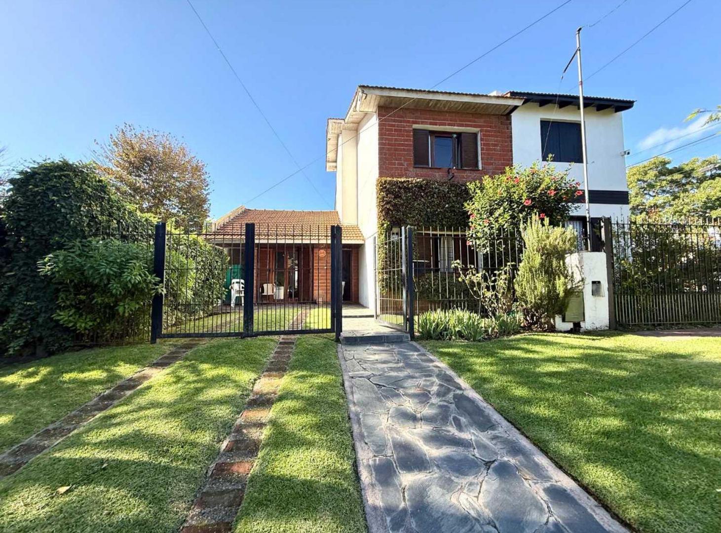 Foto de CASA 4 AMBIENTES CON PARQUE Y PARRILLA SAN CARLOS, imagen 1