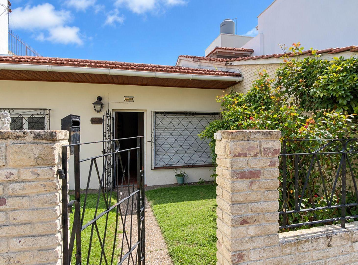 Foto de En VENTA - Casa y Dpto a metros de Avda Pedro Luro, imagen 2