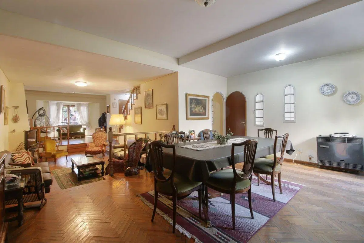 En venta casa de 6 amb con 2 cocheras en Coghlan 3