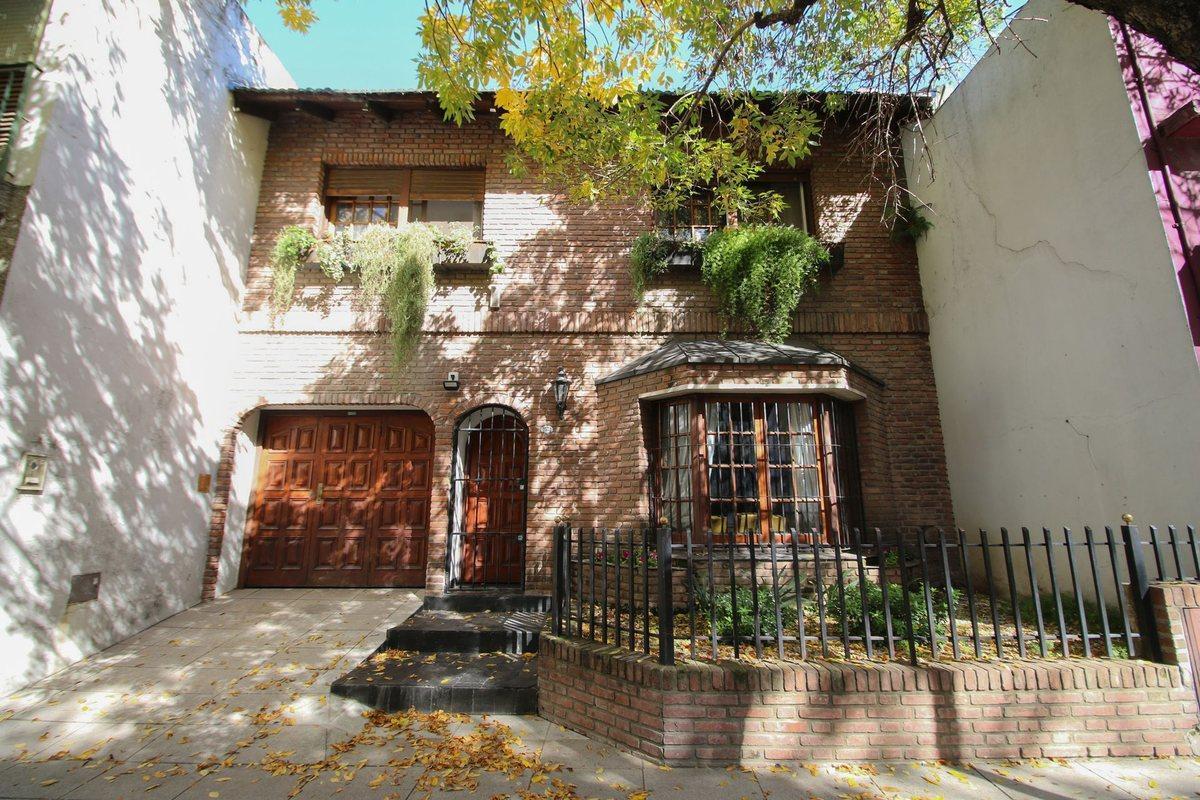 En venta casa de 6 amb con 2 cocheras en Coghlan