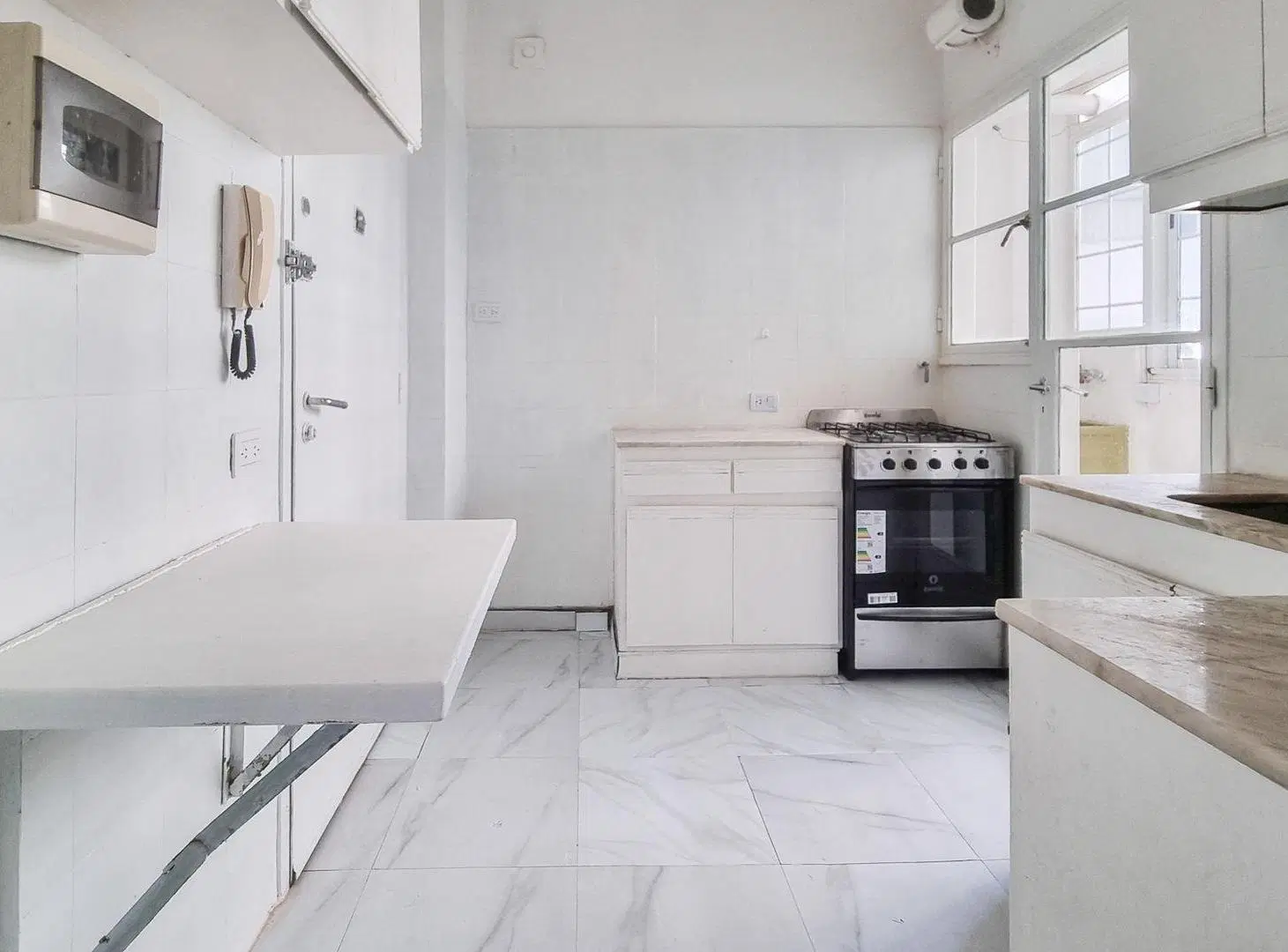 Venta depto. tres amb, con dependencia en Palermo 2