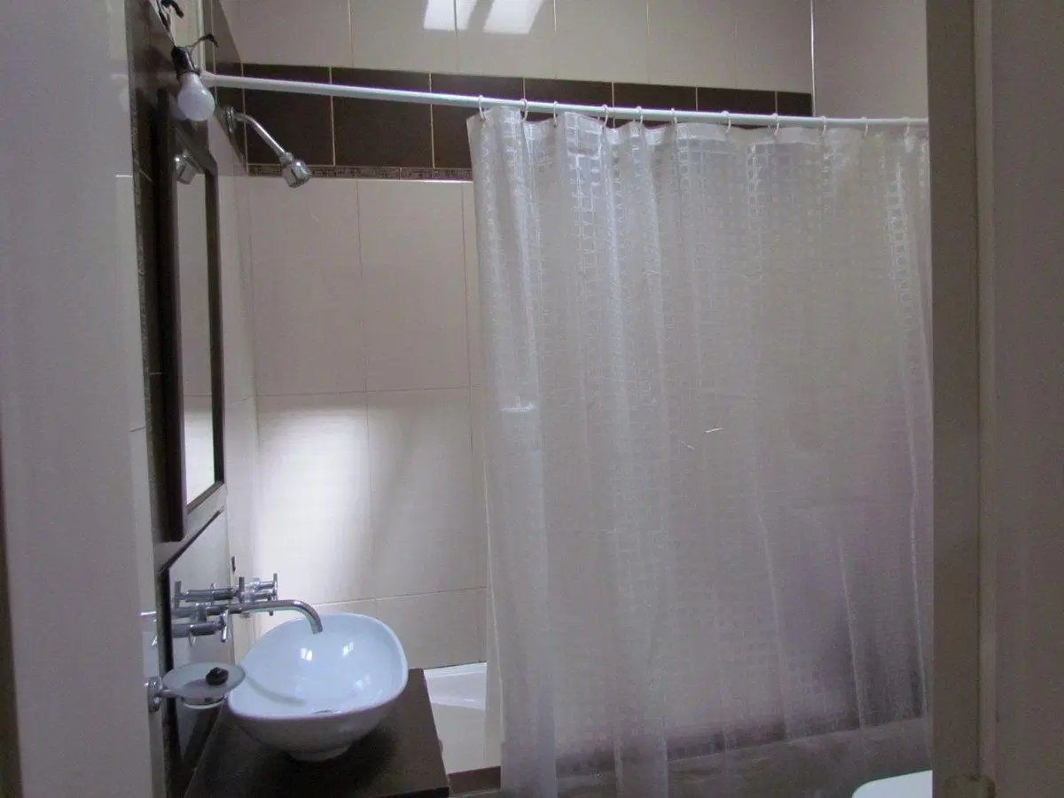 ALQUILER CASA IDEAL 2,3 FAMILIAS/COCHERA/BANFIELD 2