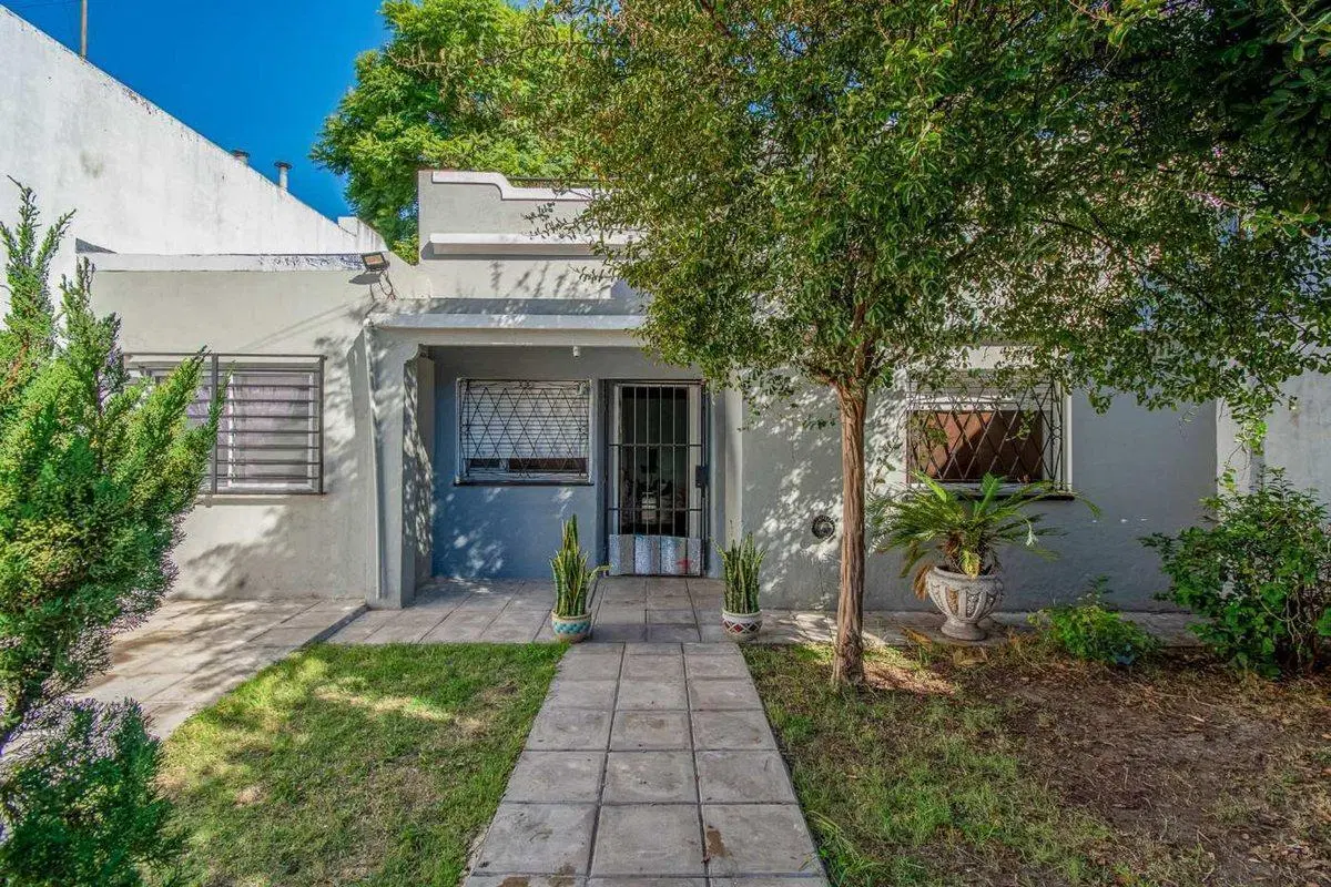 CASA EN VENTA EN CASEROS  3 AMB TERRAZA JARDIN 2