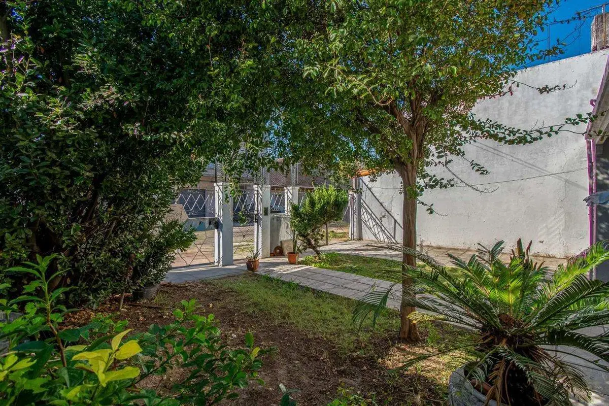 CASA EN VENTA EN CASEROS  3 AMB TERRAZA JARDIN 4