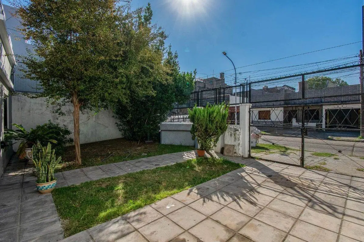 CASA EN VENTA EN CASEROS  3 AMB TERRAZA JARDIN 5