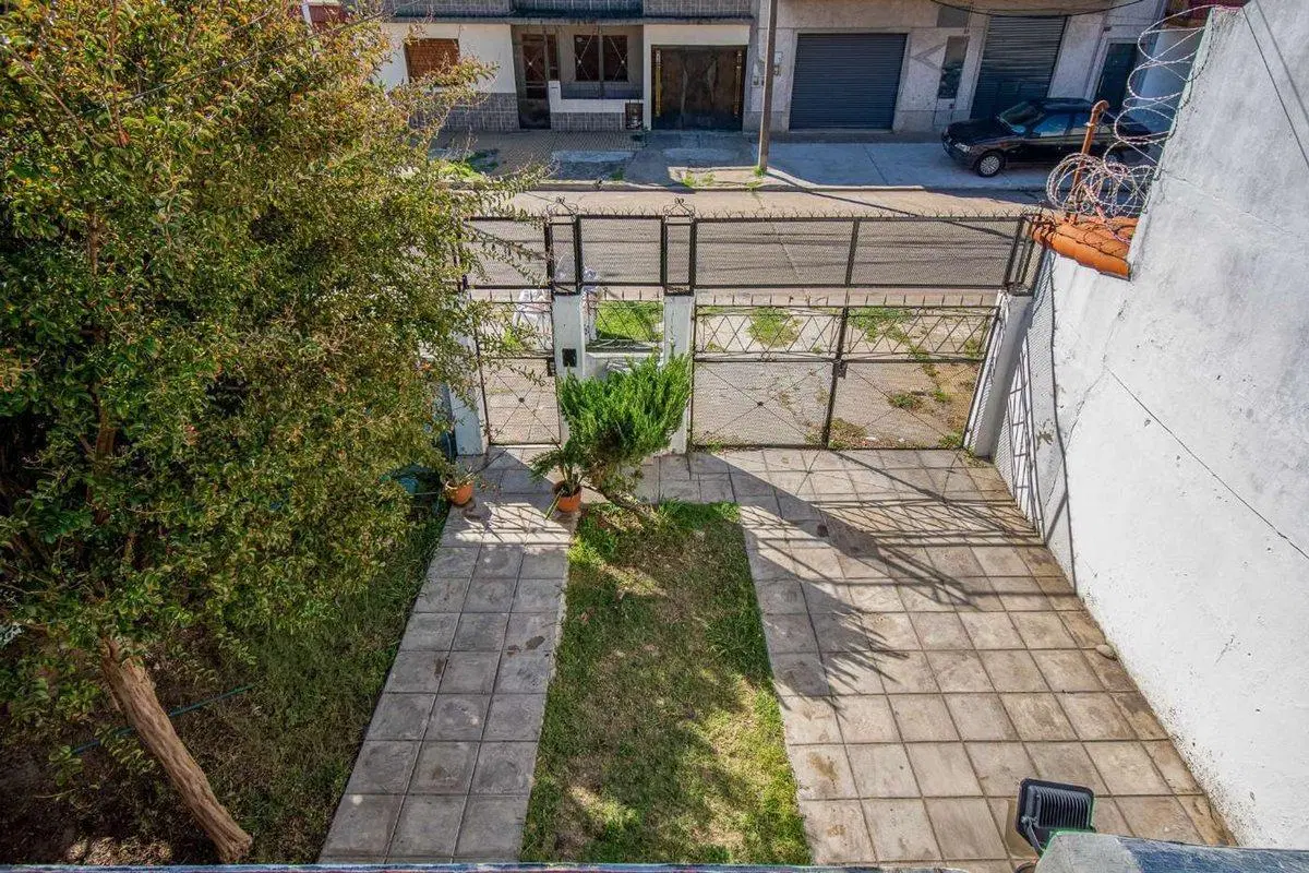 CASA EN VENTA EN CASEROS  3 AMB TERRAZA JARDIN 3