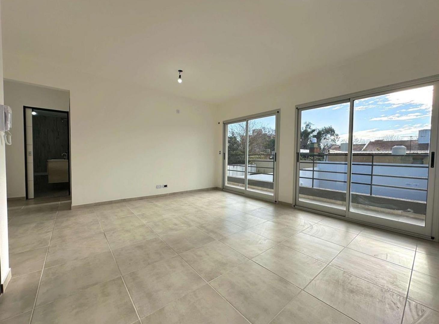 VENTA DPTO 2 AMB CON BALCÓN Y PARRILLA
