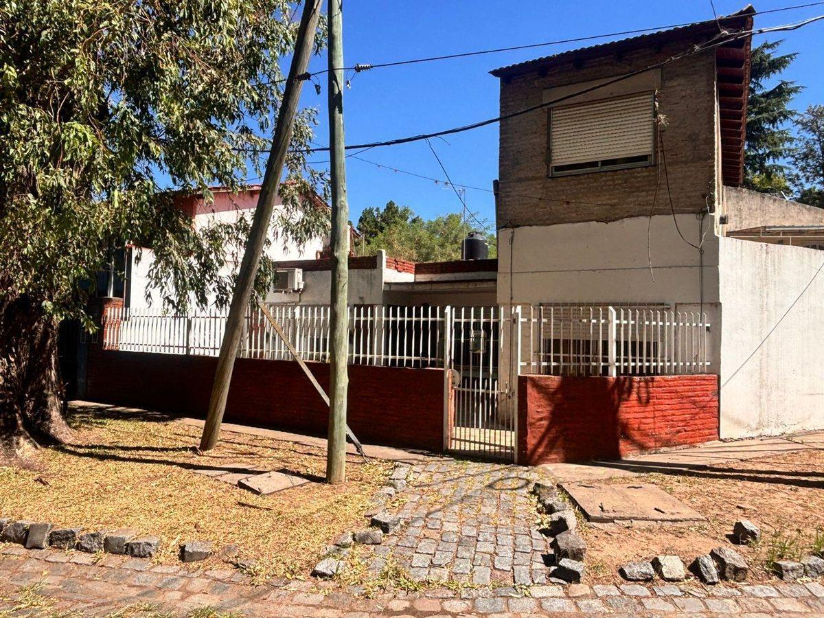 VENTA CASA + DUPLEX DE 3 AMBIENTES C/U CON PATIO