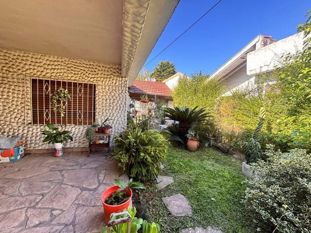 Venta casa con parque y pileta 3