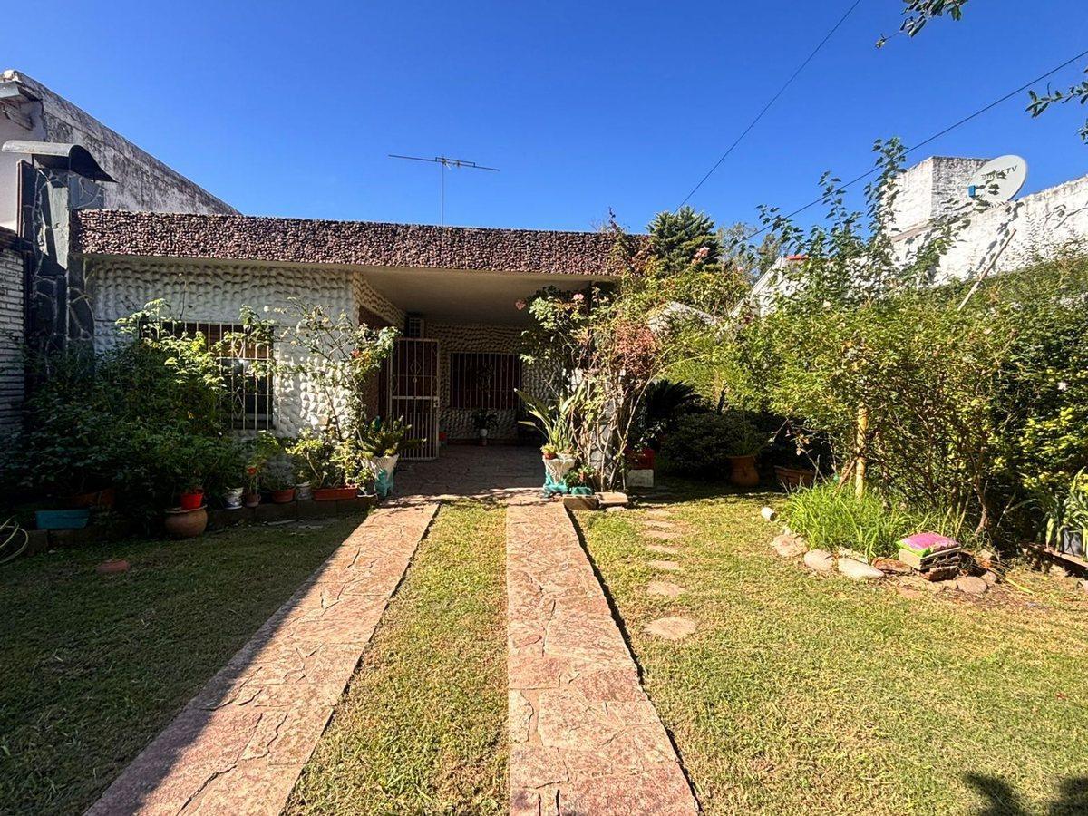 Venta casa con parque y pileta