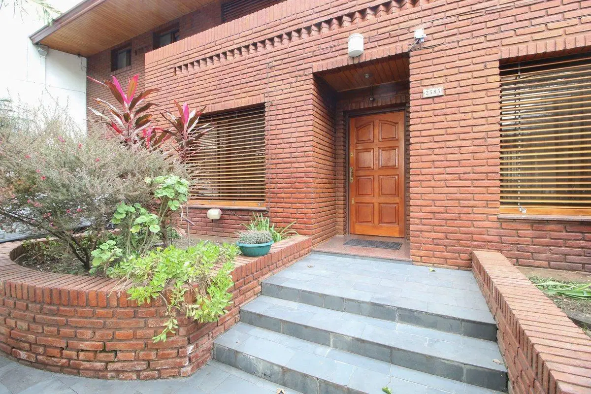 VENTA CASA 6 AMBIENTES DE CATEGORIA EN MATADEROS 2