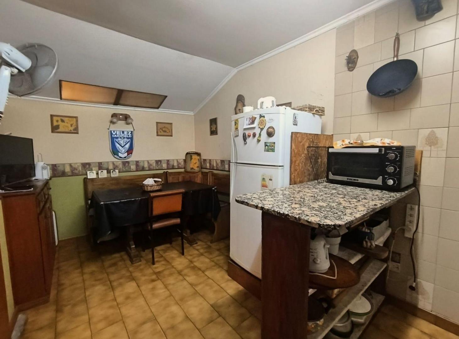 Foto de VENTA CASA 4 AMB. + DEPTO 2 AMB. EN LINIERS, imagen 2