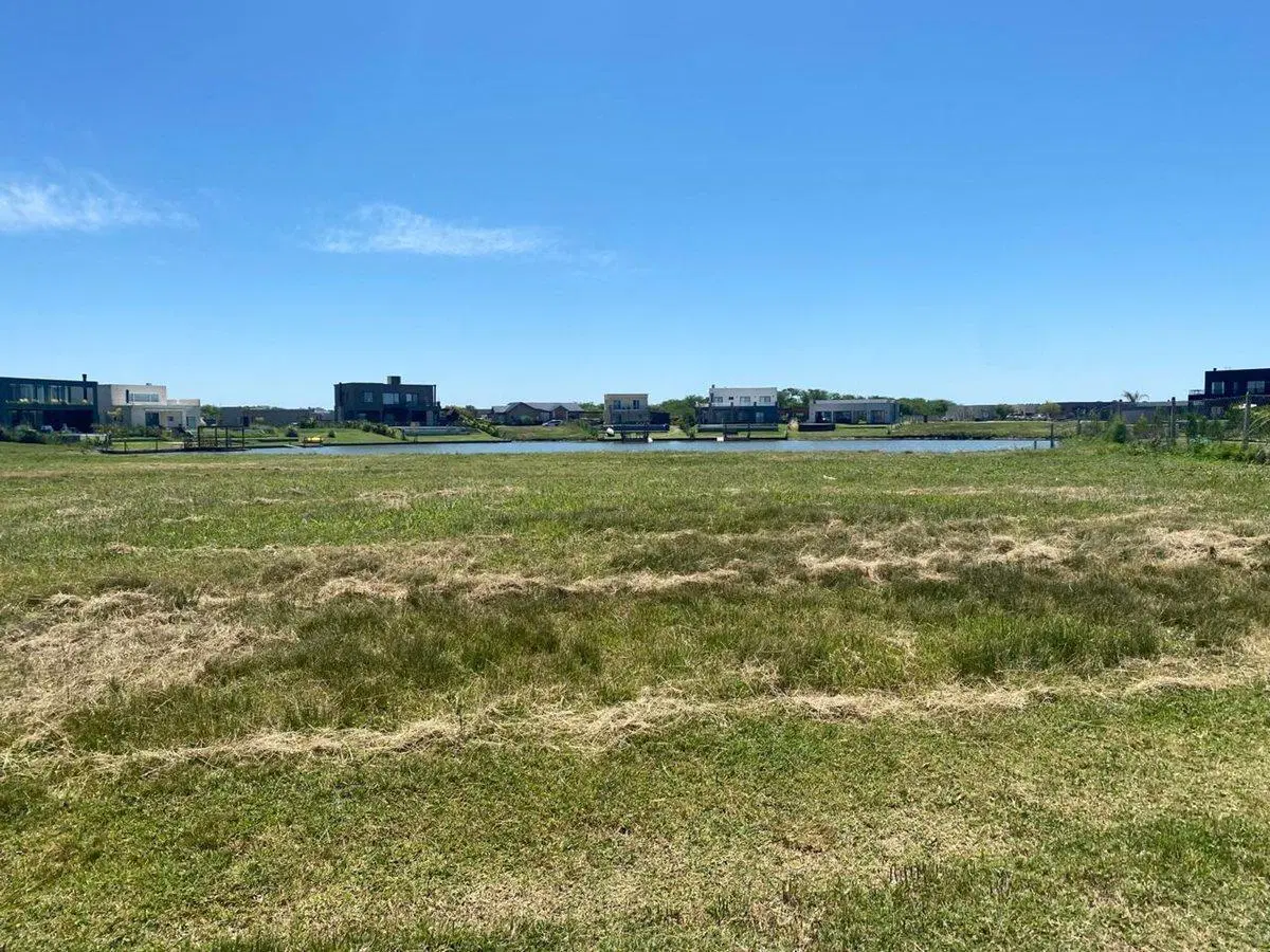 VENTA LOTE A LA LAGUNA EN BARRIO SAN SEBASTIÁN 4