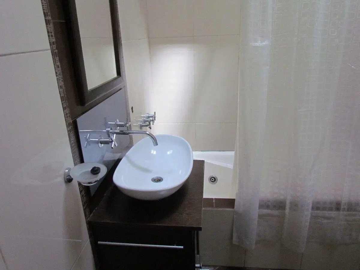 ALQUILER CASA IDEAL 2,3 FAMILIAS/COCHERA/BANFIELD 4