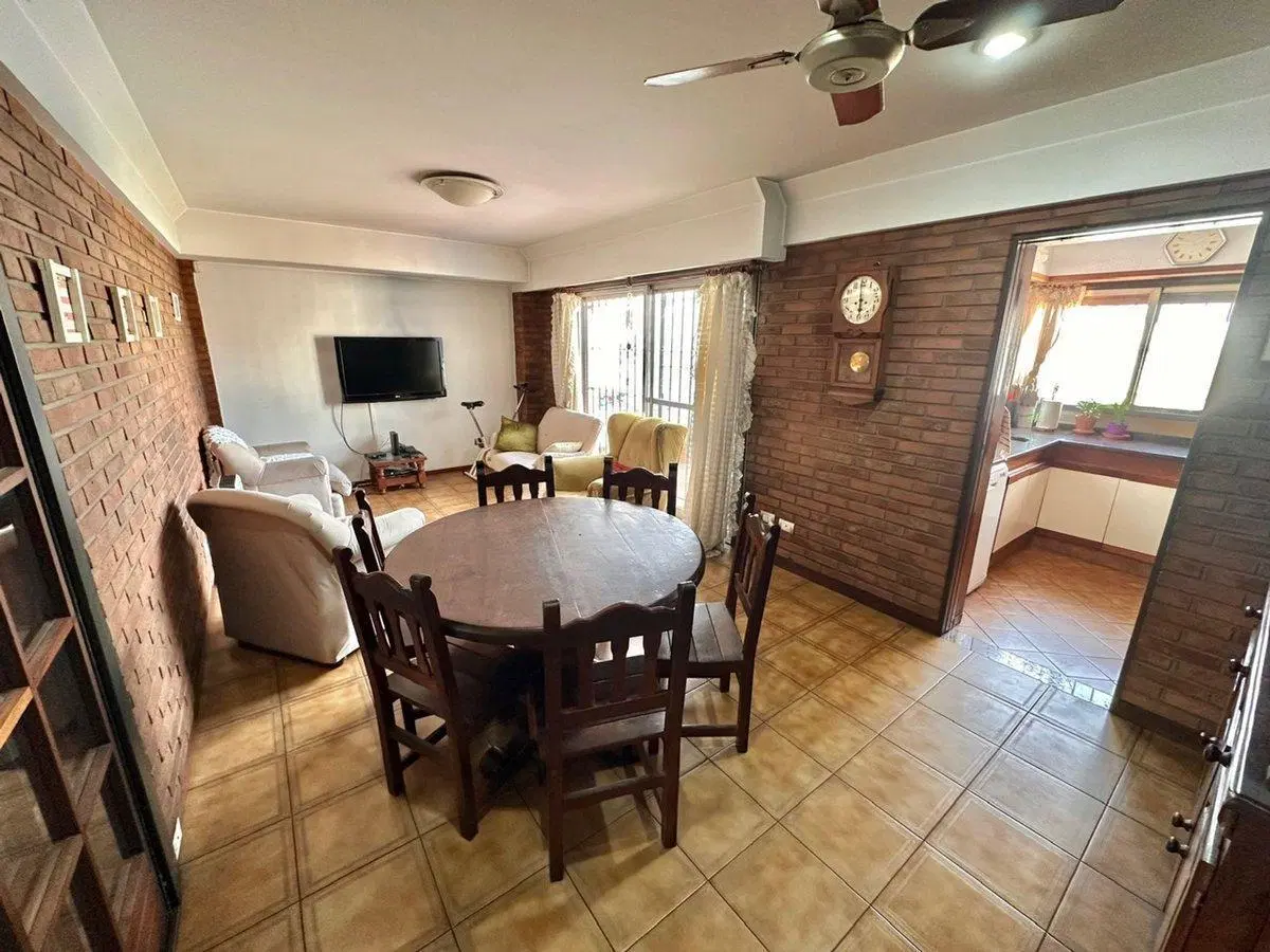 VENTA CASA CASTELAR - 4 dorm - Jardin - 4 cocheras 5