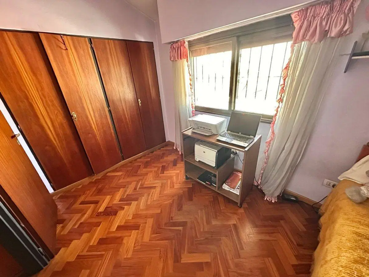 VENTA CASA CASTELAR - 4 dorm - Jardin - 4 cocheras 8